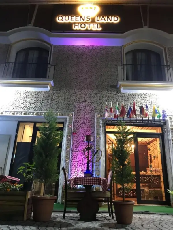 Hotel Queens Land 5